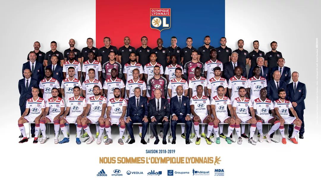 西班牙队球衣设计师：深蓝色致敬2010世界杯和伊涅斯塔绝杀球（西班牙队新球衣以深蓝致敬2010世界杯与伊涅斯塔绝杀）