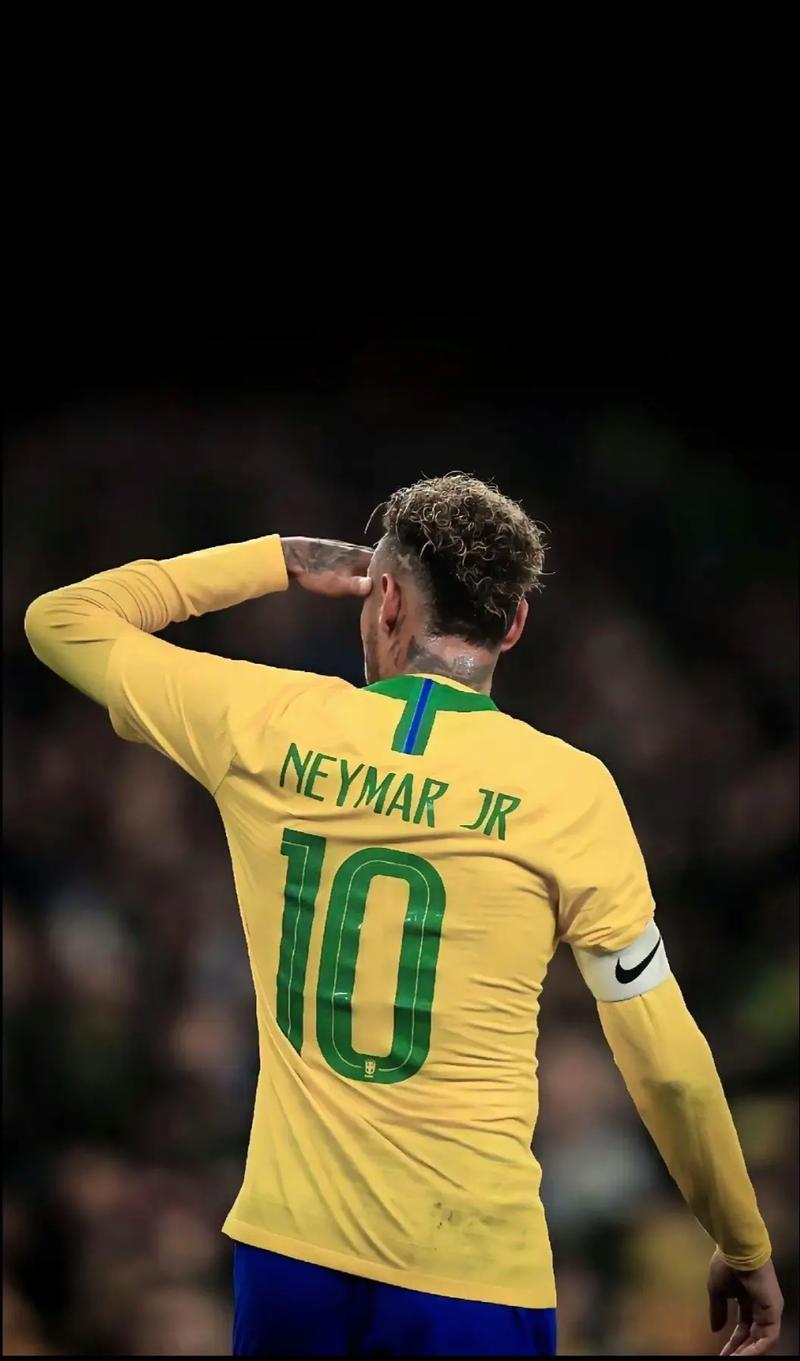 足球英超本轮最佳阵公布，新援发挥亮眼（英超本轮最佳阵容出炉，新援表现抢眼）