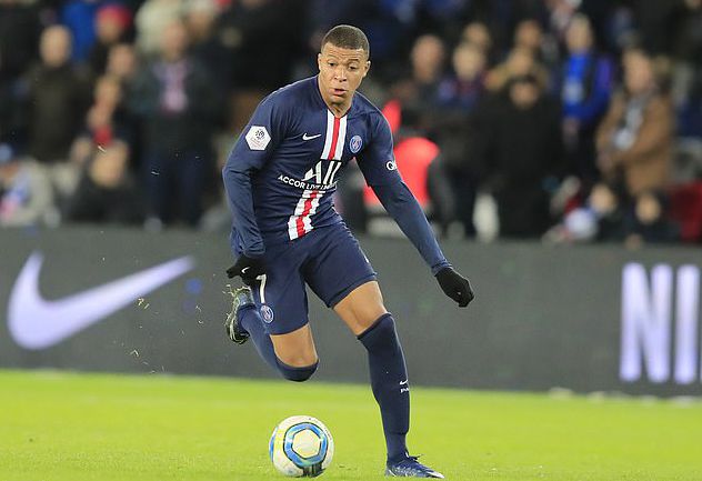 廉颇老矣？四旬老汉詹姆斯半场9投2中，仅得4分2板2助攻（岁月不饶人？四旬詹姆斯半场命中率低迷，9投2中仅取4分2板2助）