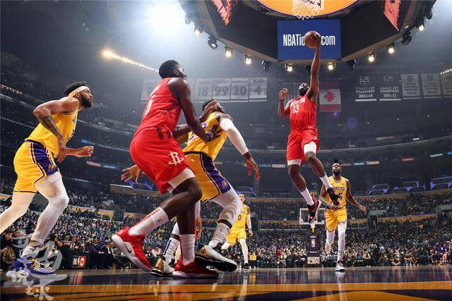 莱万：我经常带伤上场，肋骨骨折也硬撑；不着急决定未来（莱万：肋骨骨折也坚持出场，未来去留不急表态）