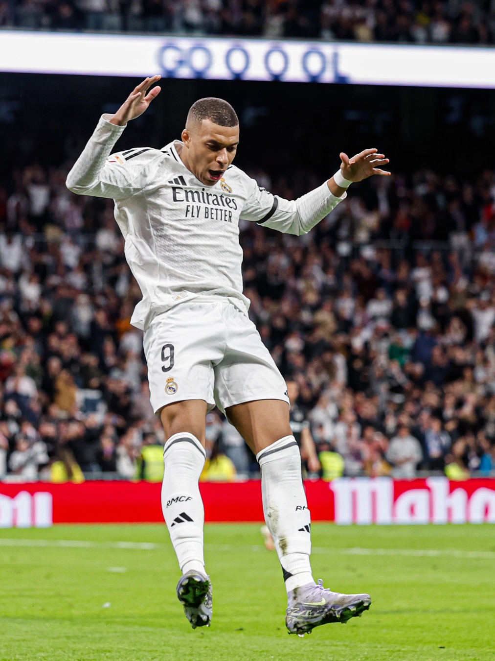 皇马后防问题严重，阿诺德伤缺，球员轮换困难，姆巴佩虽强但后防乏力，形势严峻。（皇马防线告急：阿诺德伤停致轮换受限，姆巴佩难掩后防短板，形势不容乐观）