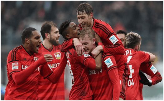 欧冠赛场精彩瞬间：皇马主场2-0取胜,（欧冠高光时刻：皇马主场2-0告捷）